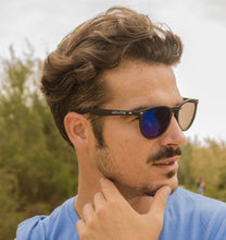 Cargar imagen en el visor de la galería, GAFAS DE SOL BRAMBELOUS BLACK AND BLUE UNISEX
