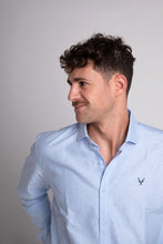 Cargar imagen en el visor de la galería, CAMISA POLERA 100% LINO CELESTE