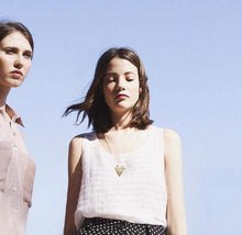 Cargar imagen en el visor de la galería, COLGANTE DIVINE LATON CHAPADO ORO